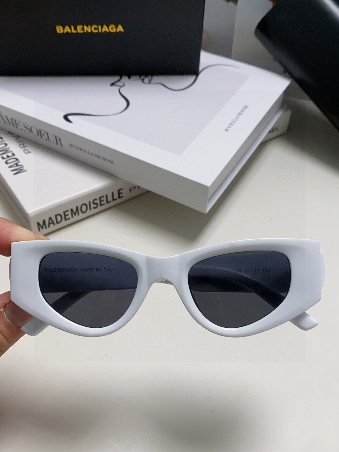 Balenciaga Polarized Cat-Eye Silver Lens Sunglasses for Men & Women - 449634 - detail image 3