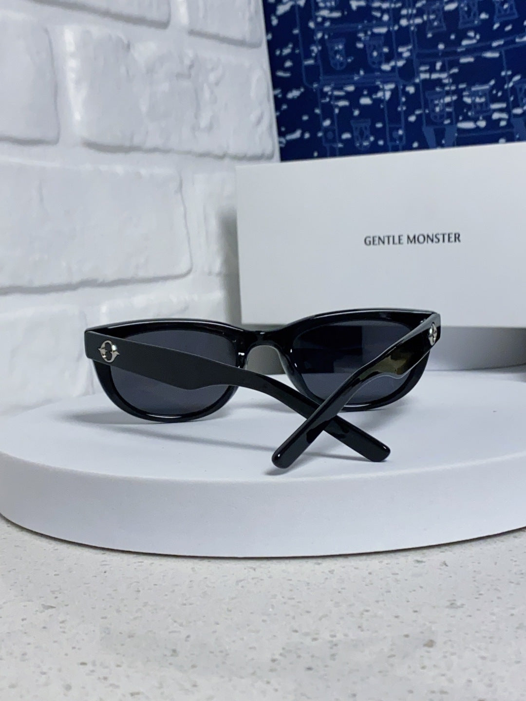 Gentle Monster MONOCHROME Round Red Lens Sunglasses for Women - detail image 3