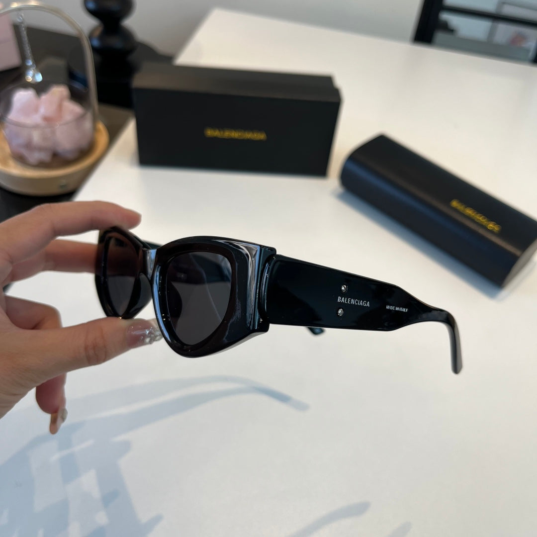 Balenciaga Rectangular Black Lens Sunglasses for Men & Women - 416136 - detail image 9