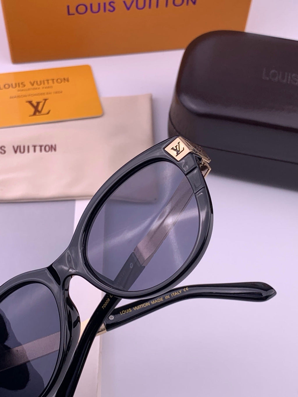 Louis Vuitton L87000 Oversized Black Lens Sunglasses for Men & Women - 448485 - detail image 4
