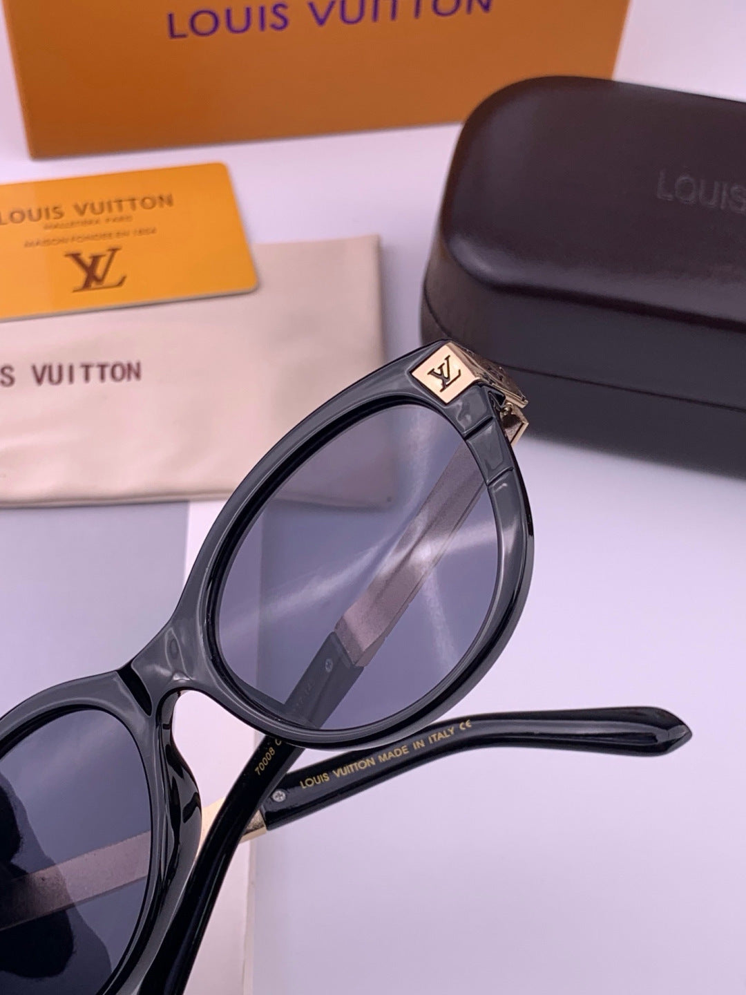 Louis Vuitton L87000 Oversized Black Lens Sunglasses for Men & Women - 448485 - detail image 4