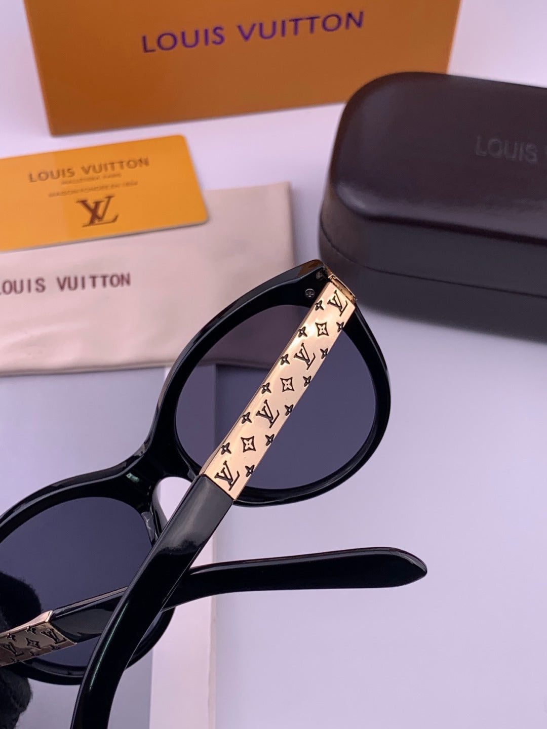Louis Vuitton L87000 Oversized Black Lens Sunglasses for Men & Women - 448485 - detail image 6