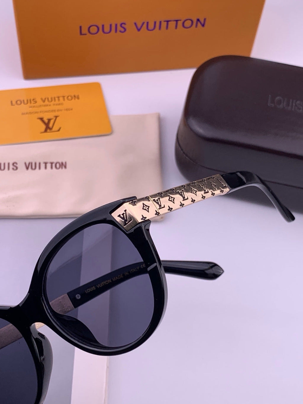 Louis Vuitton L87000 Oversized Black Lens Sunglasses for Men & Women - 448485 - detail image 3