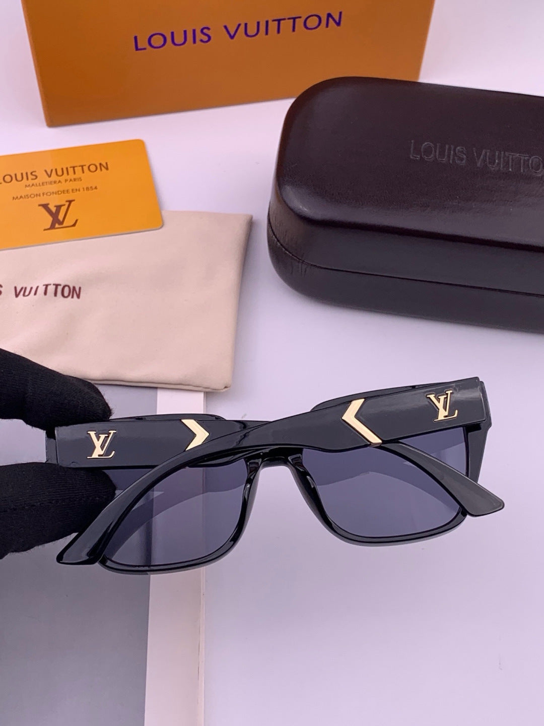 Louis Vuitton L77004 Oversized Black Lens Sunglasses for Men & Women - 448490 - detail image 4