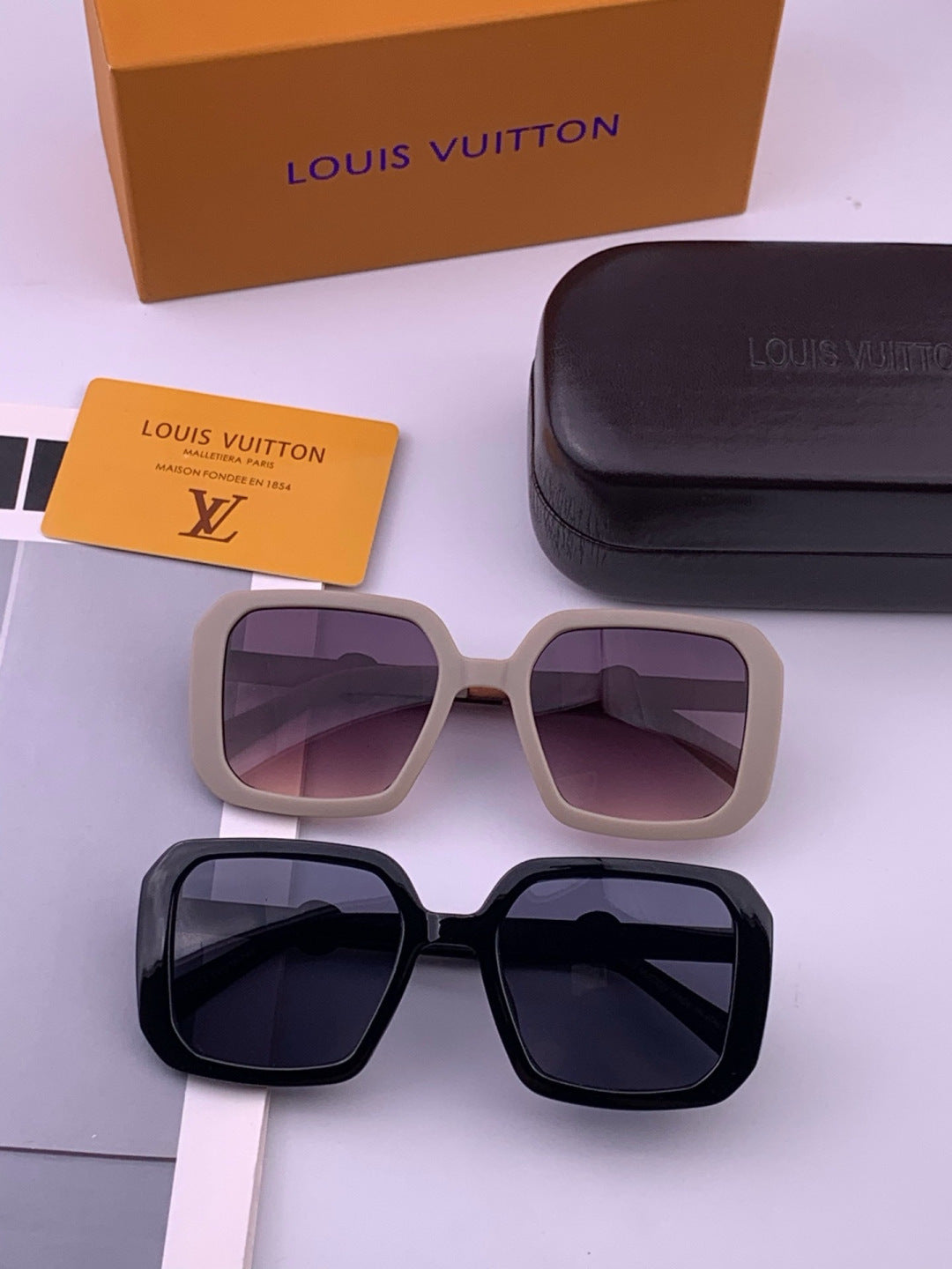 Louis Vuitton L37007 Oversized Brown Lens Sunglasses for Men & Women - 448579 - detail image 7