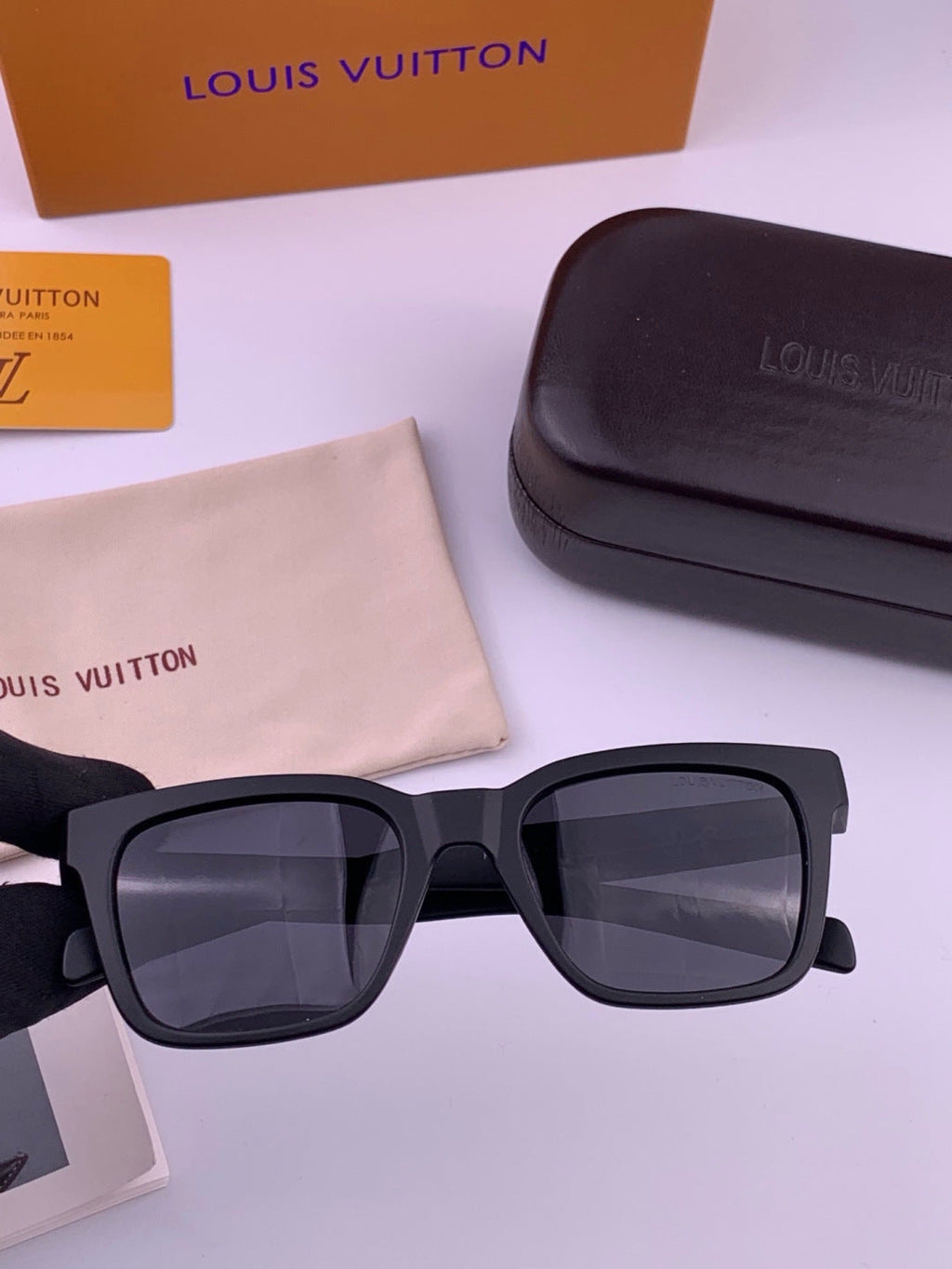 Louis Vuitton Fashion Black Lens Sunglasses for Men & Women - 464797 - detail image 2
