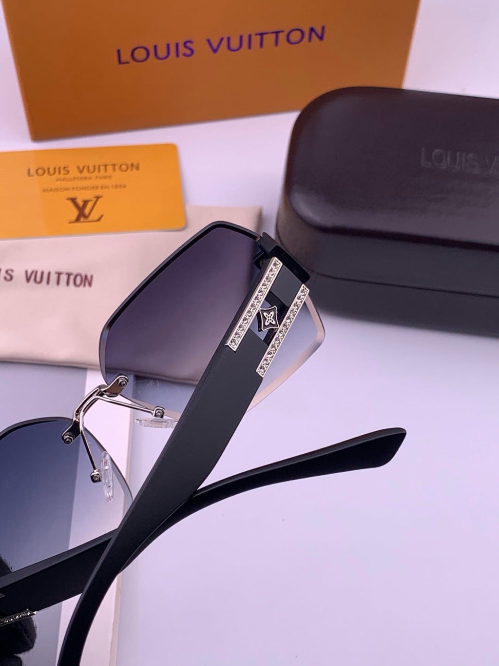 Louis Vuitton L9261 Square Black Lens Sunglasses for Men & Women - 464706 - detail image 5