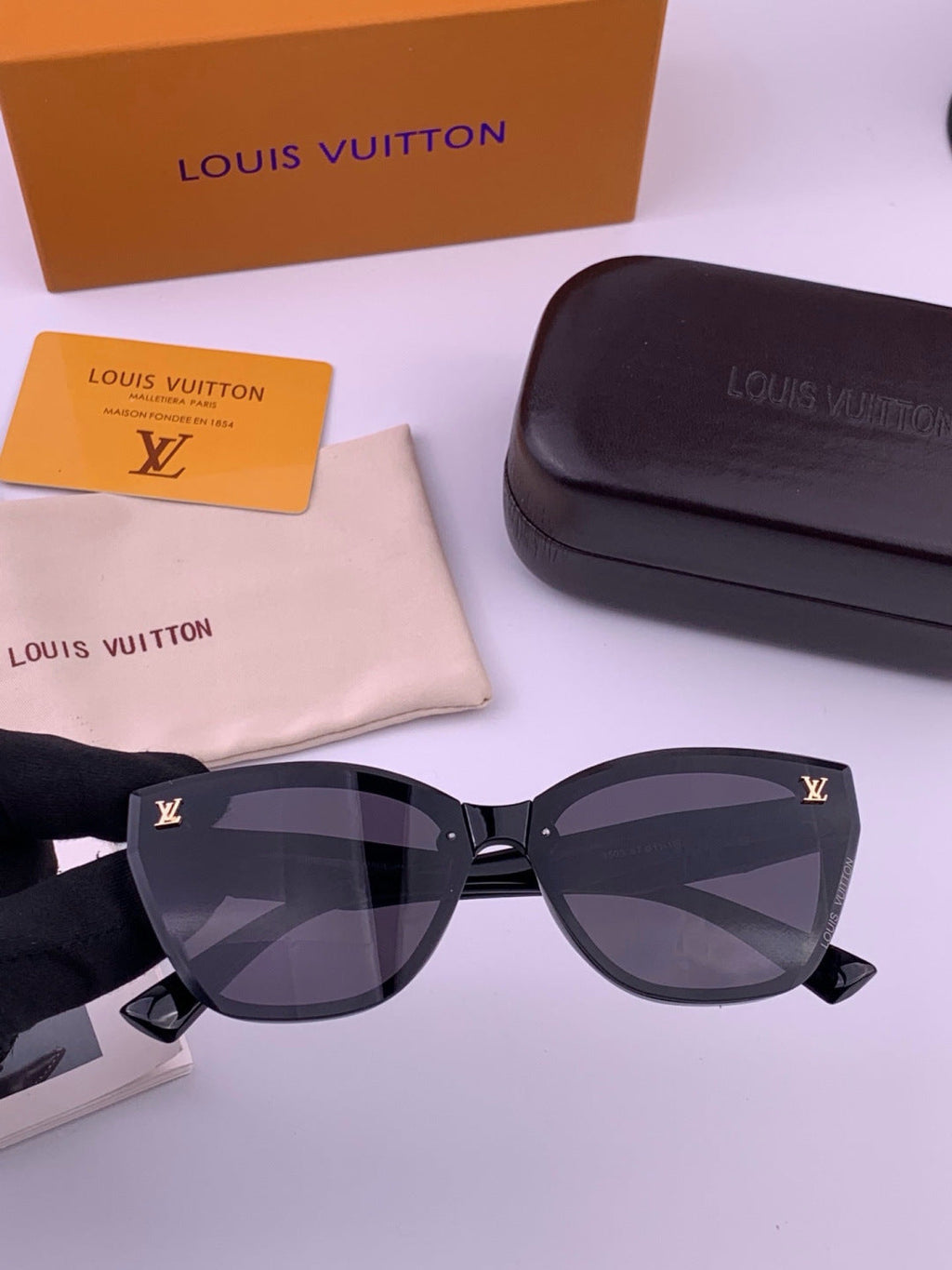 Louis Vuitton Fashion Gold Lens Sunglasses for Men & Women - 464714