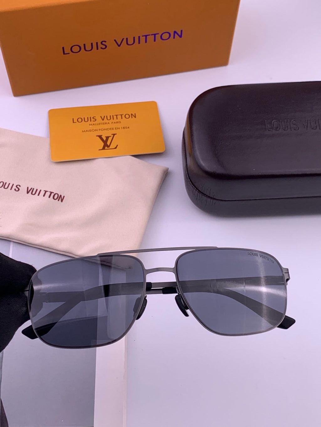Louis Vuitton L5760 Fashion Gray Lens Sunglasses for Men & Women - detail image 2
