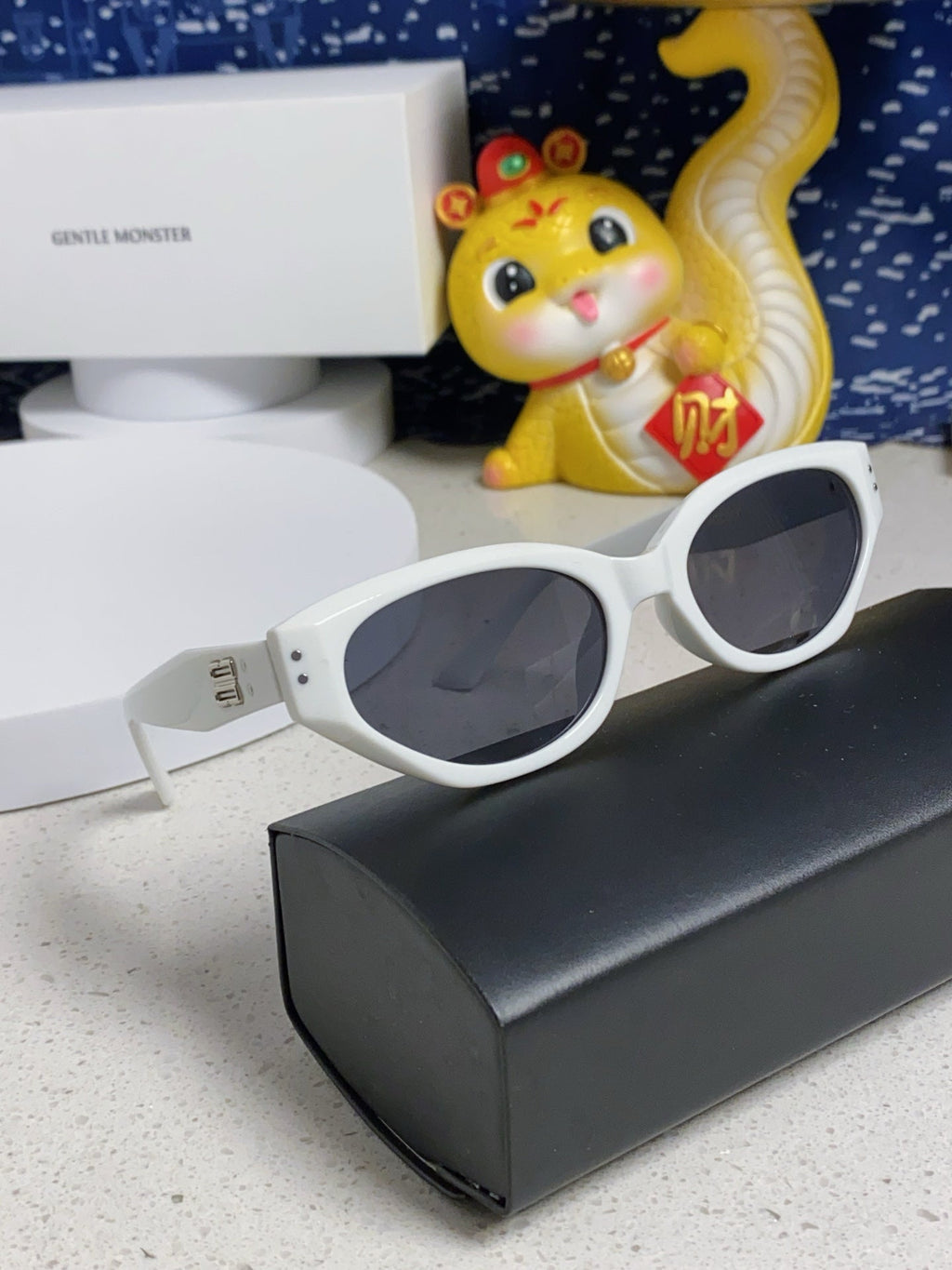 Gentle Monster ROCOCO Cat-Eye Gray Lens Sunglasses for Men & Women - detail image 10