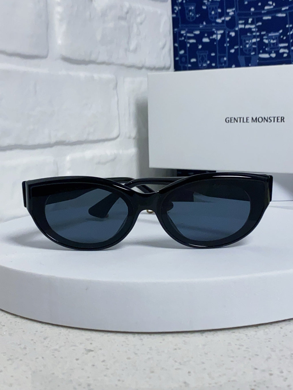 Gentle Monster GW003 Cat-Eye Black Lens Sunglasses for Men & Women - detail image 2